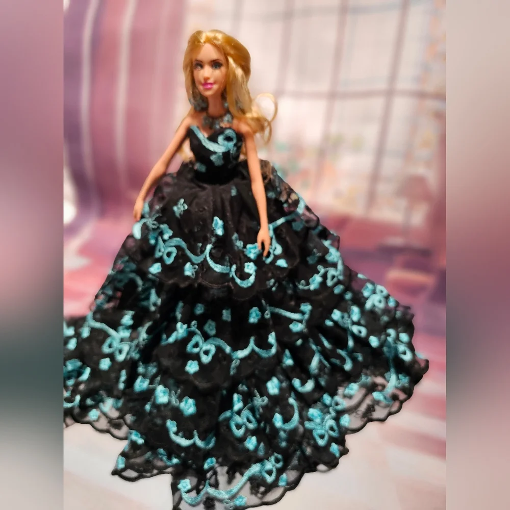 FASHIONISTA BARBIE DOLL FASHIONABLE GOWN, JEWELRY ACCESSORIE